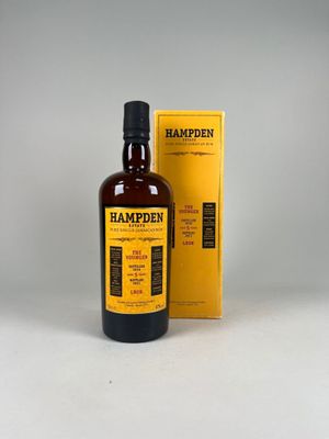 une bouteille de whisky Hampden à côté d'une boîte