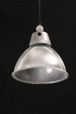 une image d'un luminaire suspendu au plafond