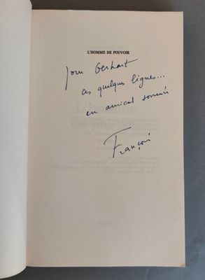 un livre ouvert sur lequel figure une note manuscrite