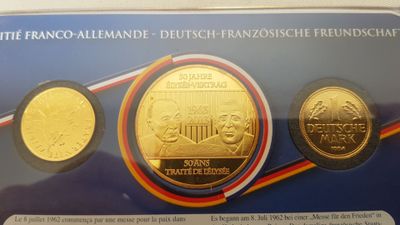 trois pièces d'or sur lesquelles figurent l'effigie de la France et le mot « France »