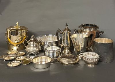 beaucoup d'objets en argent posés sur une table