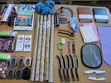 une table sur laquelle se trouvent de nombreux objets divers, notamment des ciseaux, des stylos, des ciseaux et d'autres objets
