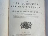 un livre ouvert sur lequel figure l'image d'un homme à cheval