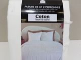 emballage d'un lit avec une couette blanche et un oreiller blanc