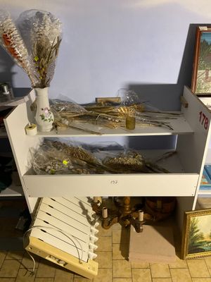 une étagère sur laquelle se trouve un bouquet de fleurs