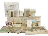 une pile de cartes et de cartes postales posée sur une table