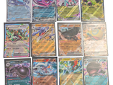 plusieurs types de cartes pokemon sur la table