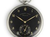 une montre de poche en argent avec un cadran noir sur fond blanc