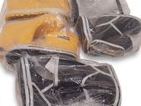 trois bagages emballés dans du plastique, empilés les uns sur les autres