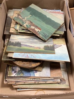 une boîte en carton contenant un assortiment de cartes postales
