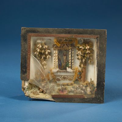 une miniature représentant un sanctuaire, présentée dans un cadre-vitrine