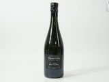 une bouteille de vin posée sur une table