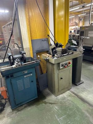 deux machines qui se trouvent ensemble dans une pièce