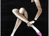 une photo en noir et blanc d'une femme aux cheveux blonds et aux chaussures roses