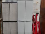 deux réfrigérateurs et une armoire dans une pièce