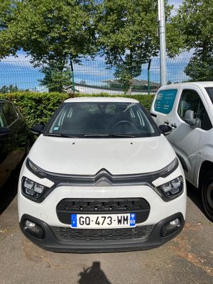 deux voitures garées l'une à côté de l'autre dans un parking