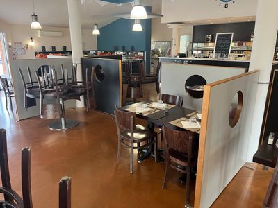 une salle à manger avec de nombreuses tables et chaises