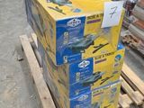 une palette remplie de cartons dans un entrepôt