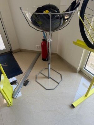 un vélo posé sur une béquille dans une pièce