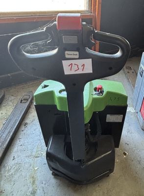 un chariot élévateur vert et noir garé dans un garage