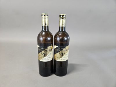 deux bouteilles de vin posées l'une à côté de l'autre sur une table