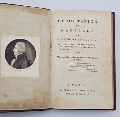 un vieux livre sur lequel figure le portrait d'un homme vu de profil