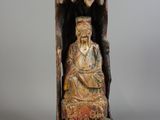statue d'un homme assis sur une souche d'arbre, sur fond blanc