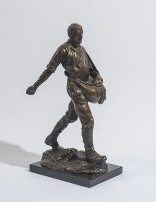statue en bronze représentant un homme portant un sac, posée sur un socle en marbre