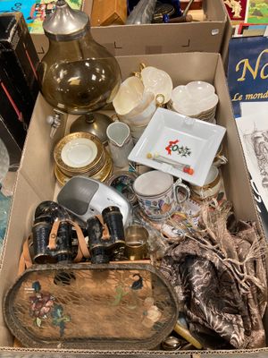 une boîte remplie d'objets assortis posée sur une table