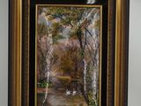 une peinture représentant une rivière au milieu d'un espace boisé, avec des arbres