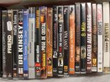 beaucoup de DVD empilés sur une étagère