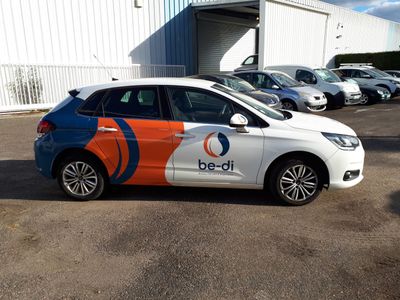 a car that is parked in front of a building