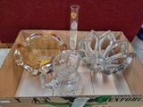 une boîte contenant des objets en verre