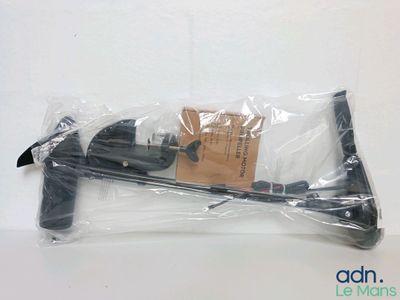 un sac en plastique contenant un sèche-cheveux