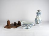 trois pièces de poterie posées sur une surface blanche