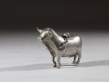 figurine en argent représentant une vache avec une selle sur le dos