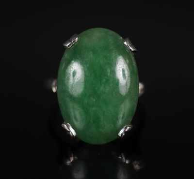 une bague en jade vert sur un fond noir