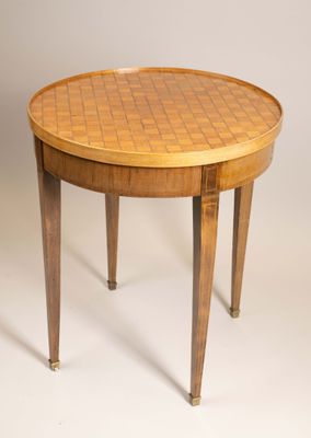 une image représentant une table ronde avec un plateau et des pieds en bois