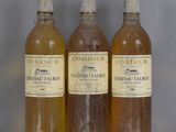 trois bouteilles de vin posées sur une table l'une à côté de l'autre