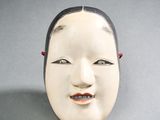 un masque blanc avec un nez noir et un nez rouge