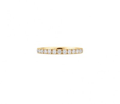 une bague en or jaune sertie de cinq diamants ronds sur fond blanc