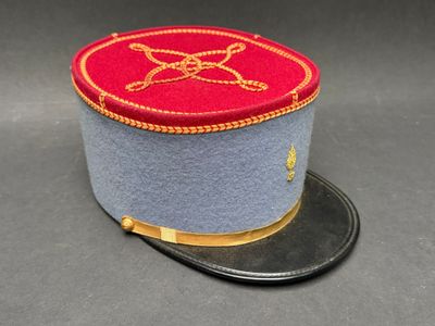 chapeau haut-de-forme gris et rouge, orné d'une bordure dorée et d'un squelette sur le côté
