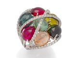 une bague ornée d'une pierre multicolore et de diamants