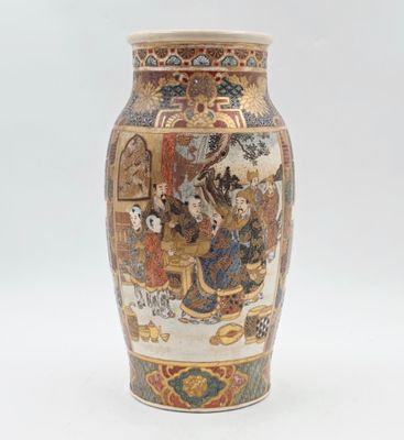 un vase avec un tableau posé sur une table