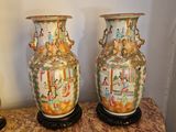 deux vases posés sur une table