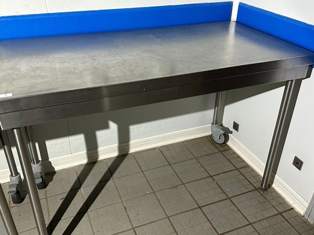 Table inox deux roulettes arrière. 140x70