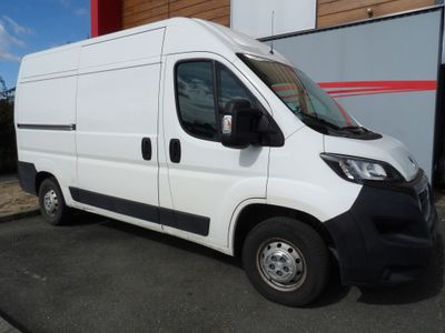 la camionnette blanche est garée devant un bâtiment