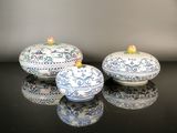 trois assiettes bleues et blanches posées sur une table noire