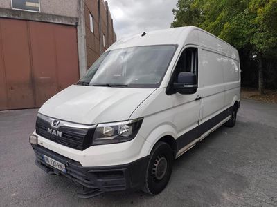 la photo d'une camionnette blanche garée sur un parking