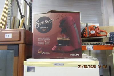 une boîte de café posée sur le réfrigérateur d'un magasin